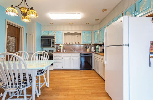 Town of Broome House | Glamp Cabin/Hot Tub/Outdoor Bath Tub/Starlink WiFi + Access to Real Shower