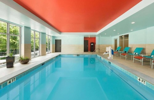 Sandy Springs Hotel | North Atlanta Getaway: Indoor Pool, Fitness Center & Parking + Breakfast