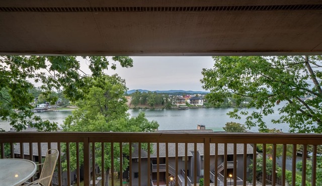 Lake Hamilton Condo - Sleeps 4, Pool, and Hot Tub!