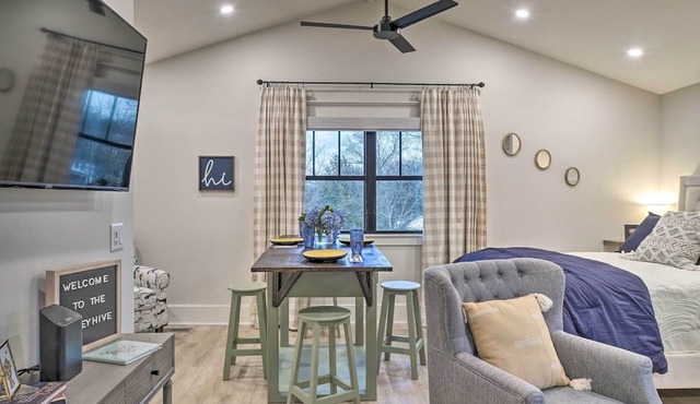 Airy Bentonville Studio < 1 Mile to City Square!