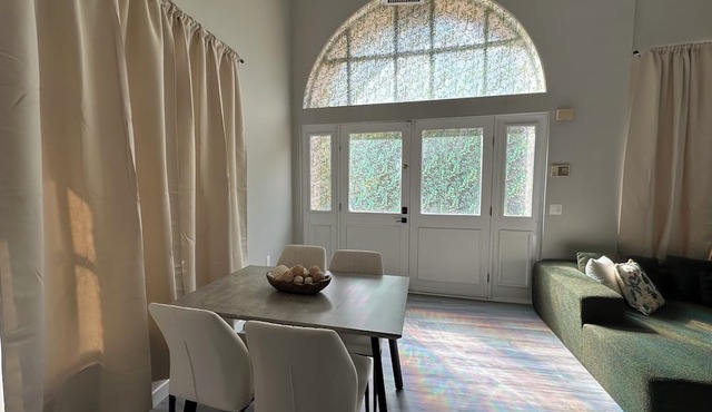 Trendy Parkside 2-bedroom with Private Entrance